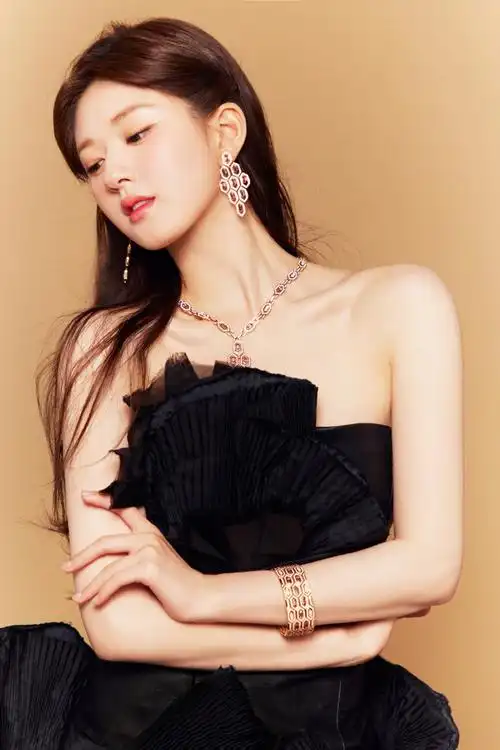 赵露思盛开的黑色玫瑰