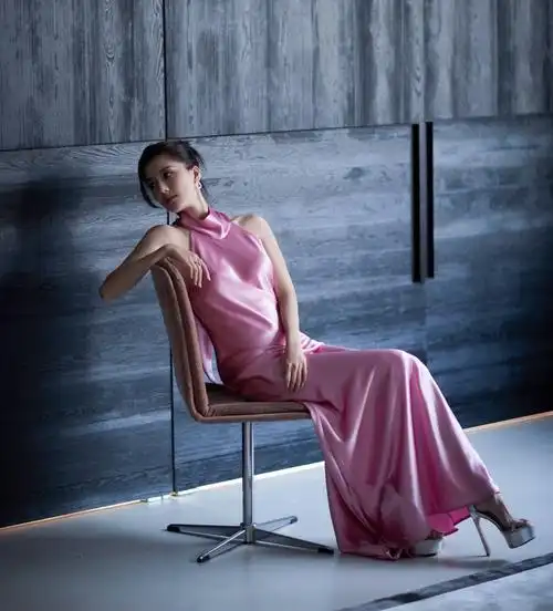 明星写真:吴千语粉色无袖挂脖连衣裙一字带高跟鞋,身材窈窕性感