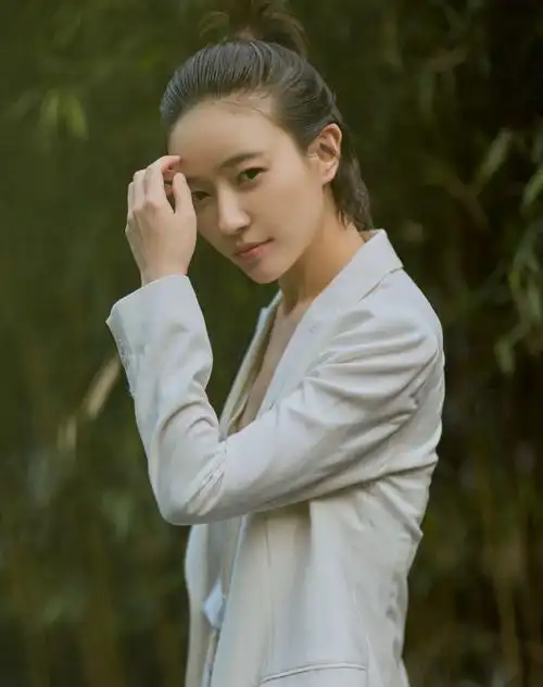 焦俊艳留长发了,扎丸子头出席活动,一身白色西装精致又俏皮