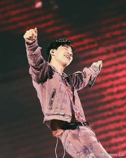 刘宪华#早在多年前追super junior-m的时候就喜欢上了henry刘宪华大概