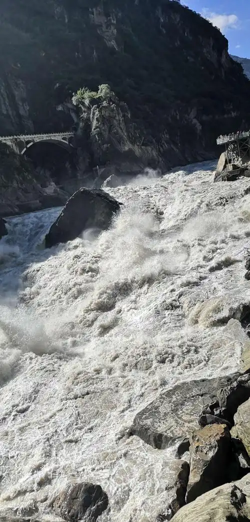 万马奔腾的虎跳峡江水.