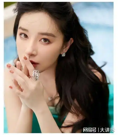 清纯女神阚清子蓝绿抹胸裙尽显优雅风采人气暴涨