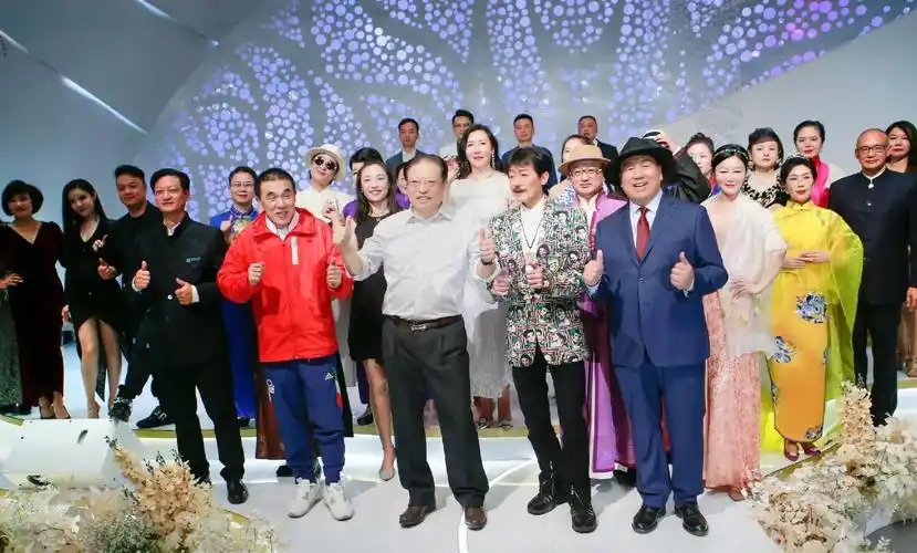 三十几位总裁分别扮演各种角色,在九周年庆典现场演绎时装秀#活 - 抖