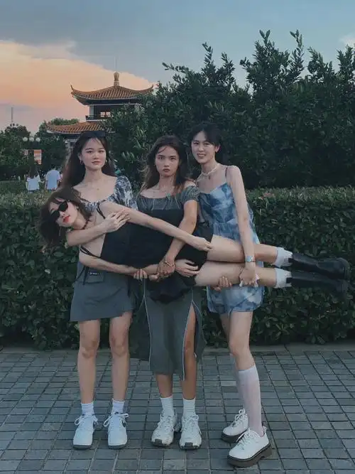 闺蜜拍照姿势四人合照
