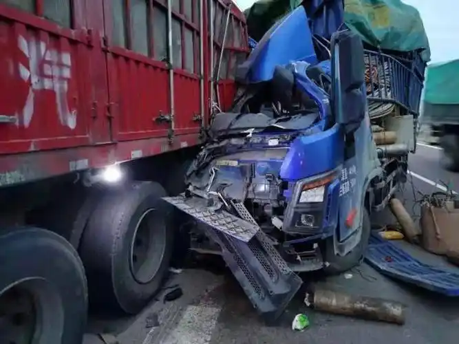 突发定边两大车追尾现场惨烈