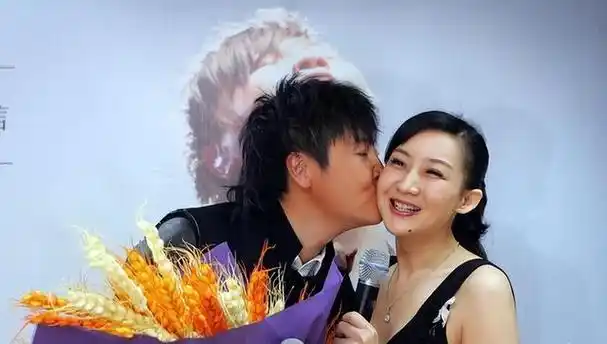 看了孙楠的现状后,才明白买红妹离开他,是多么的正确