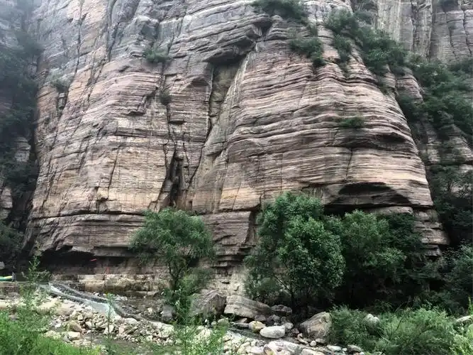 千层岩也叫积层岩,是太行山随处可见的石头,把沧海桑田展示给我们看.