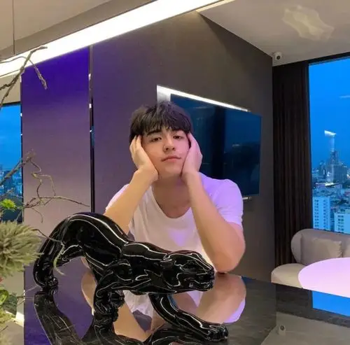 曾经演员出身的 patrick,单凭从节目上的不凡表现,很难看出这是仅有三