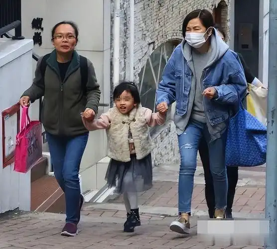 刘丹曝7岁小糯米近况每次和爸爸分开都会哭母亲杨幂再引热议