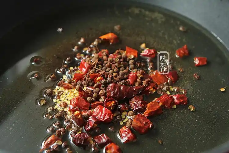 3,炸好的花椒和辣椒捞起放入搅拌机里面,把花椒和辣椒打碎,非常的香