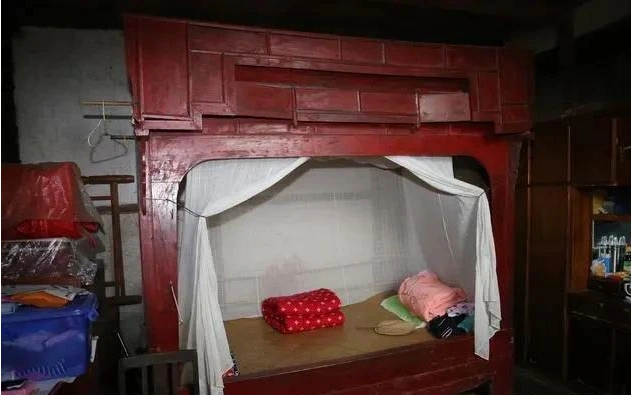 农村俗语"富不住大屋,穷不行远路"是啥意思?住大房子不好吗?