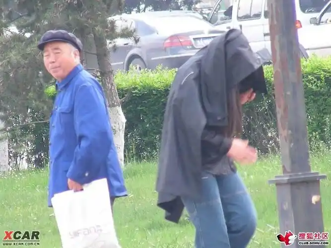 现场实拍:老头与小姐在公园交易