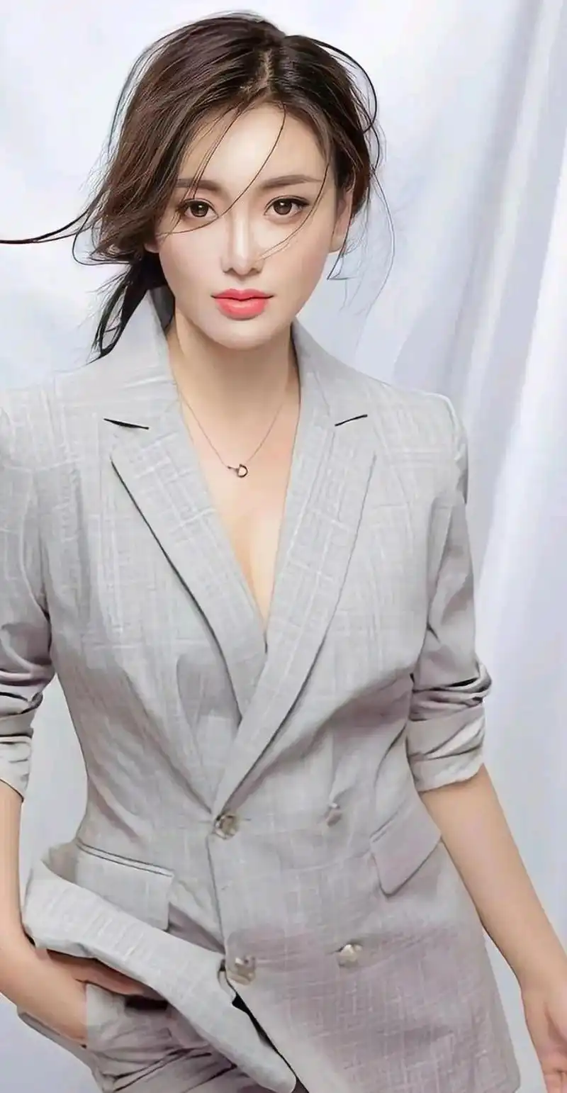 美女歌手张薇,优雅大方,知性迷人