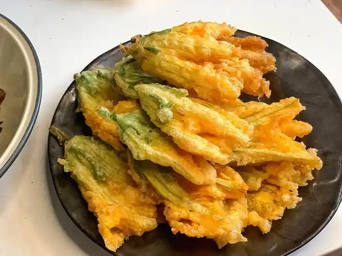 的啤酒 调的面糊  然后用了四川的辣椒干料 撒在上面吃  也可以用椒盐