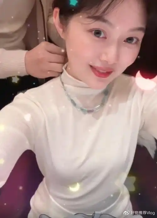 网红晚晚晒生日大餐桌上海胆比手掌还大夫妻温泉中紧搂一团