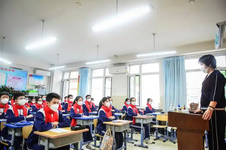 5月6日,沈阳市第七中学初三(11)班的老师为学生上课.新华社发