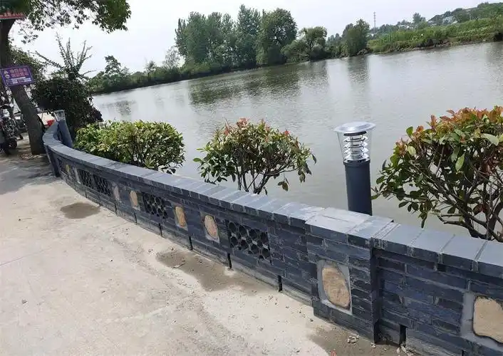 架设路灯的工程队,刷墙砌花池的泥瓦匠,铺设水管的水电工,正在路边