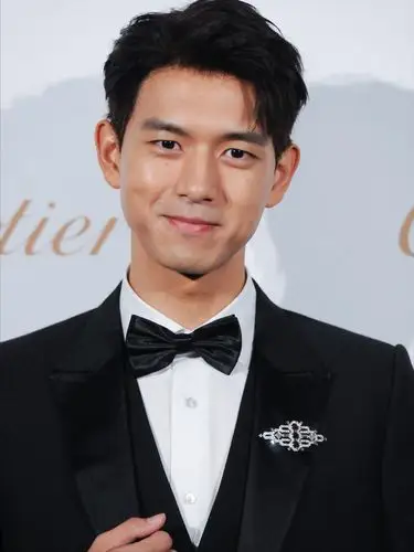 李现穿一身黑西装参加品牌活动是笑容满分的绅士