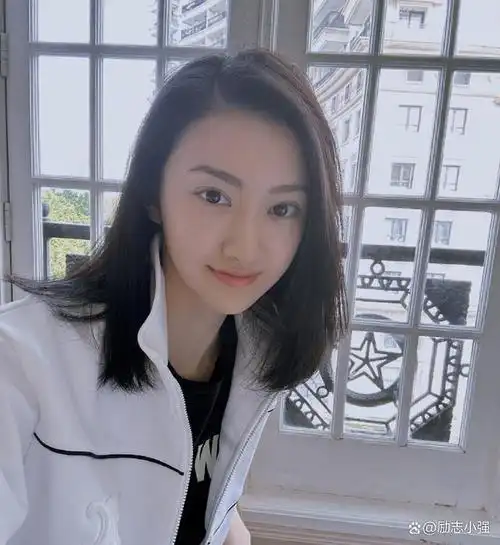 景甜的皮肤白皙清透,好似剥了壳的鸡