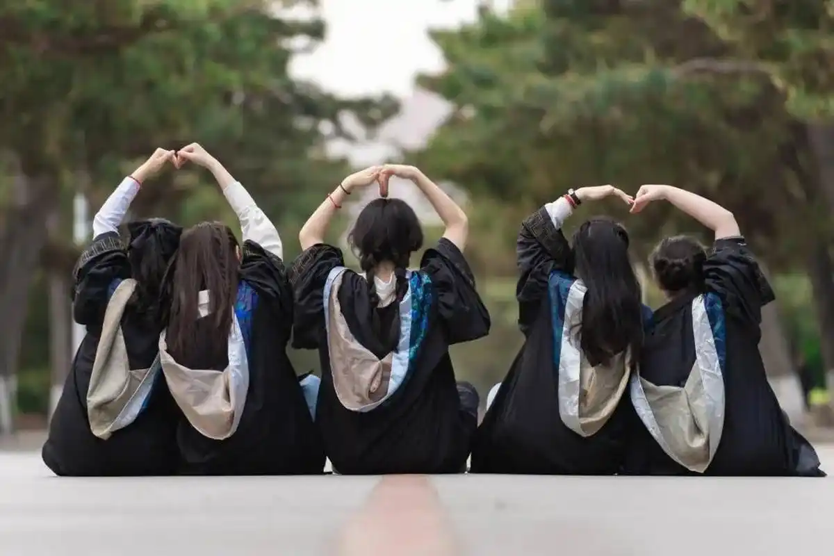 这是一篇关于一位女大学生删除90%大学同学微信后遭到辱骂的报道.