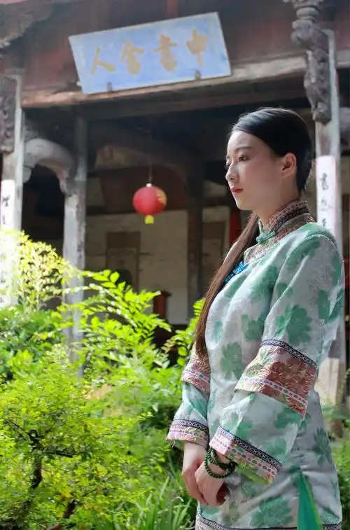 浙南河阳古民居中的村姑