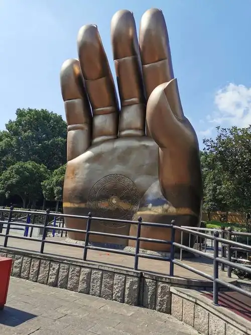 该景点与灵山胜境相近,立意"心灵度假"的禅文化.