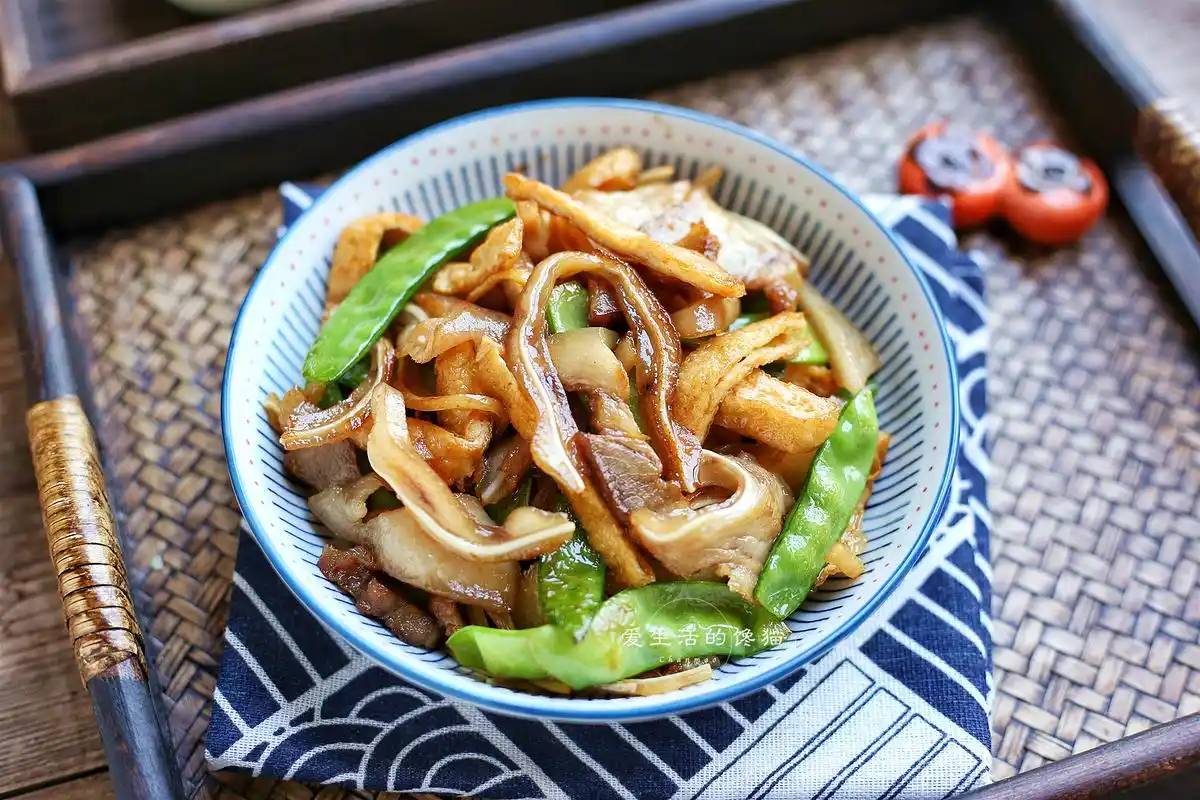 炒猪耳朵时,不要直接下锅炒,多加这一步,口感爽脆,无半点腥气