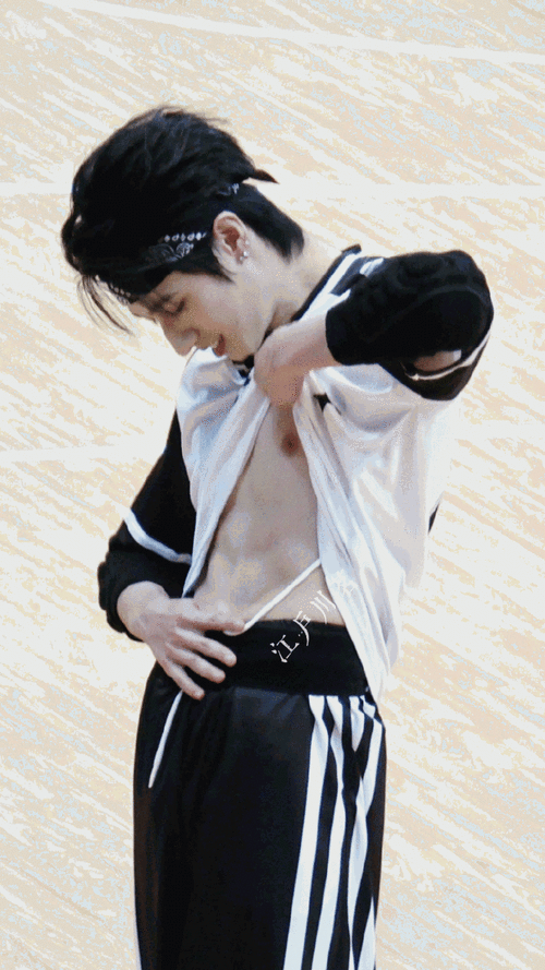 可以给我们撩衣服看腹肌可以给我们发浴室漏肩膀在浴室洗头也给我们发