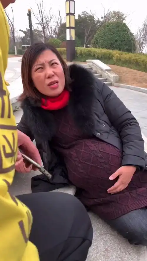 全民正能量#外卖员看到孕妇摔倒竟然这样做