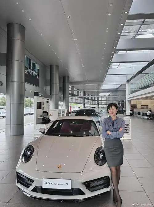 震惊保时捷女销售黑色丝袜和高跟鞋网友直呼太劲爆了