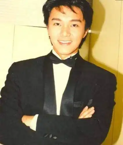 55岁周星驰近照曝光,星爷真的老了,满头白发令人心疼