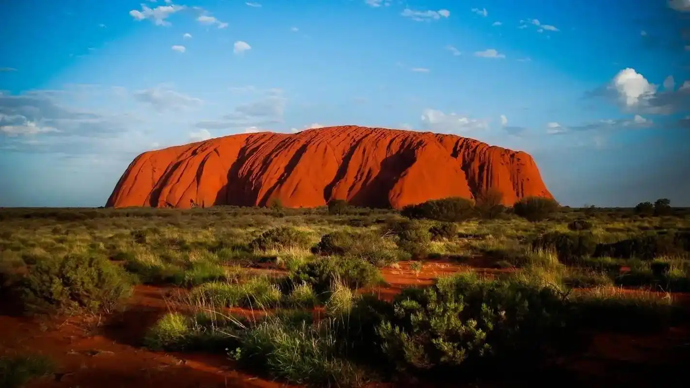 鸟瞰巨大的独石山: 乌鲁鲁(uluru)又称艾尔斯岩(ayers rock),位于