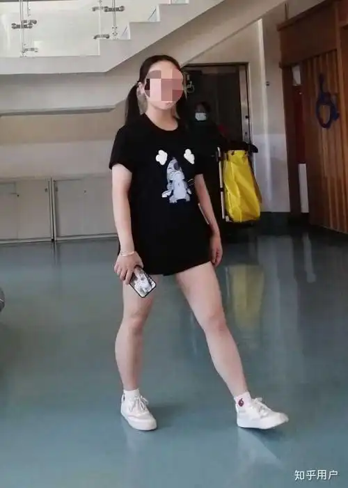 这胖胖的腿还是被相机拉长过的