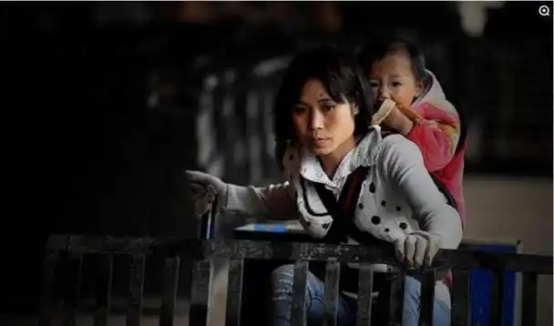 宝妈深夜独自带大宝生孩子,有娃的女人都把自己活成了钢铁女侠