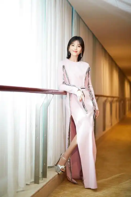 刘涛献唱湖南卫视跨年演唱会 一袭淡紫色长裙温婉吸睛