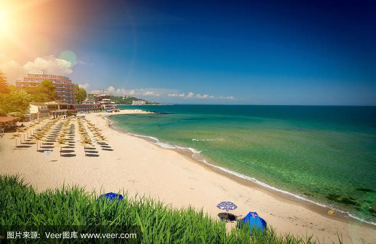 阳光明媚的海滩美景
