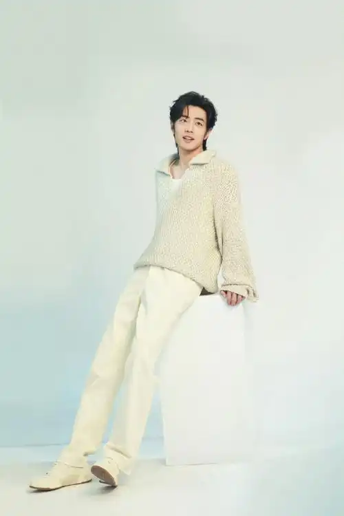 肖战超话#肖战#我喜欢肖战穿白毛衣祝我减肥成功,可以驾驭这种风格穿