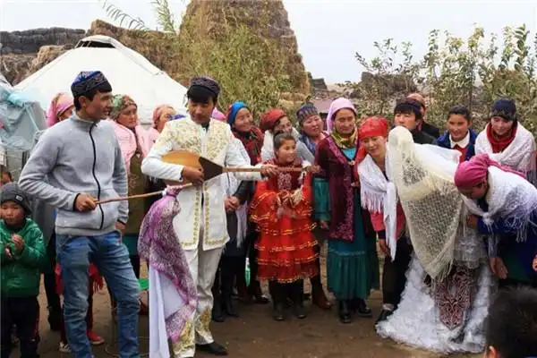 "他是我们家最小的弟弟,今天能按照哈萨克族的传统仪式结婚,我们当