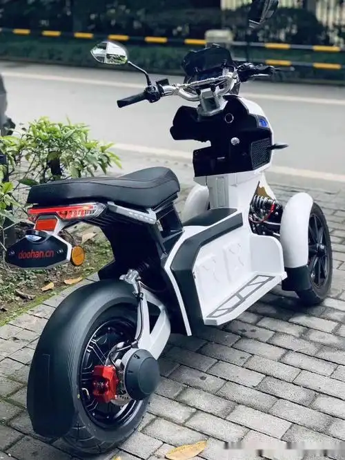 国产首款倒三轮电动车来了配前后三碟刹这回可以放心压弯了