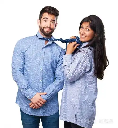 一个年轻的女人从领带上拽男人