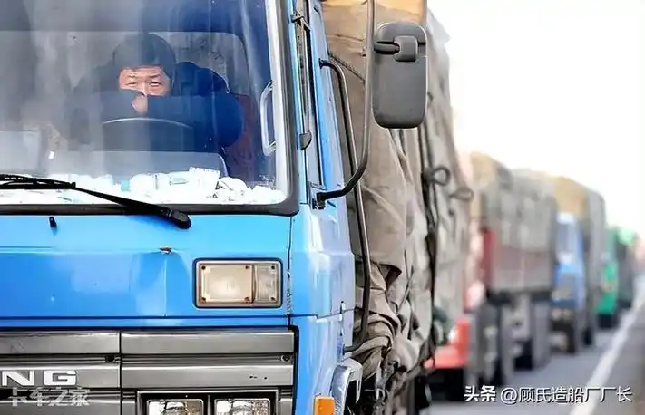 敢夜间行车,群众们不敢走夜路,遇到骑摩托车的如同躲瘟神一般远远避开