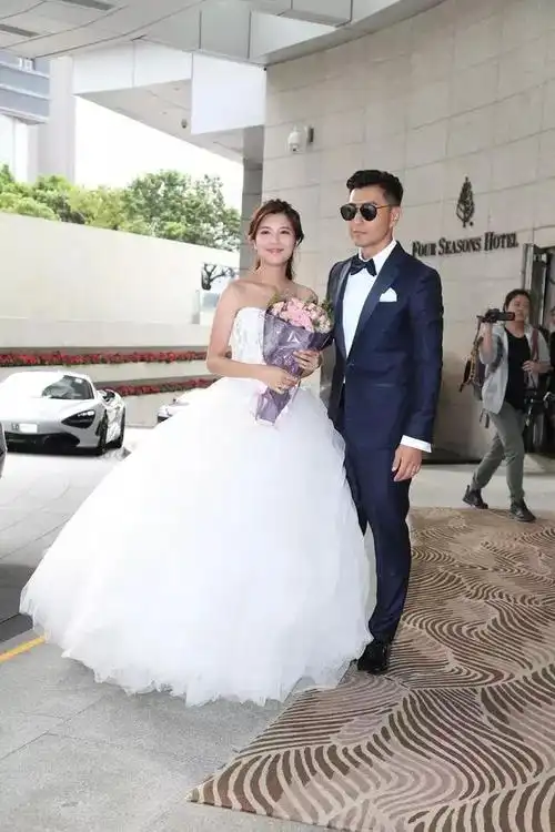 tvb视帝陈展鹏宣布升级当准爸,10月份刚与老婆举行了甜蜜婚礼