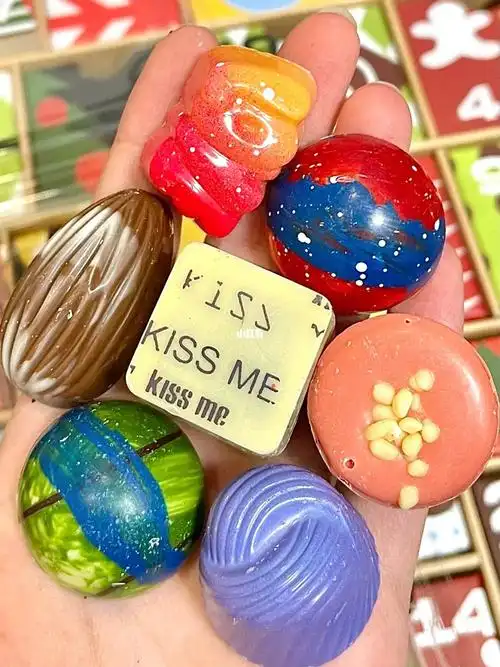 24格巧克力的盲盒,造型千奇百怪的,口感也不是廉价的那种里面自带