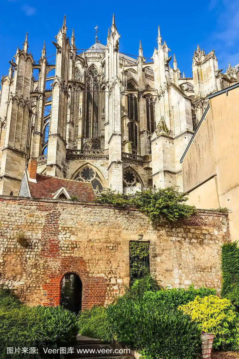 位于法国博韦的罗马天主教圣彼得大教堂是哥特式风格的