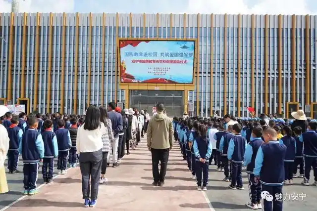 5月9日,在精彩的队形队列展示和拳术表演中,安宁市宁湖小学国防教育