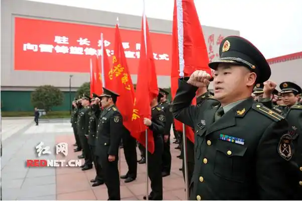 驻长沙部队向雷锋塑像献花