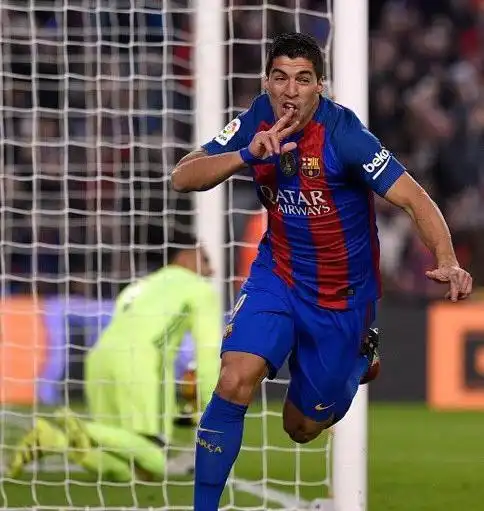 苏亚雷斯庆祝进球