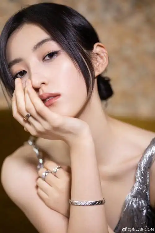 vogue红毯造型##张子枫 银灰小烟熏