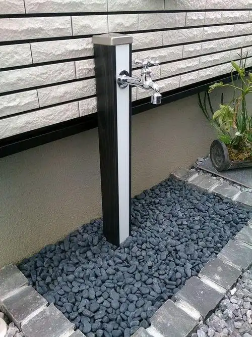 邻居想法不一般:用砖块在院子里堆个水池,洗衣洗菜太方便了!