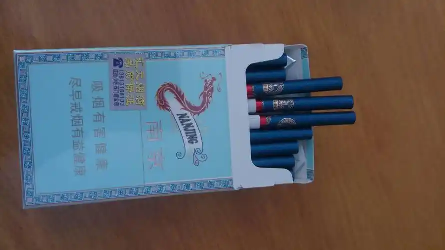 最给我推荐一款烟味不大,但外形要是黑色或者深蓝色.